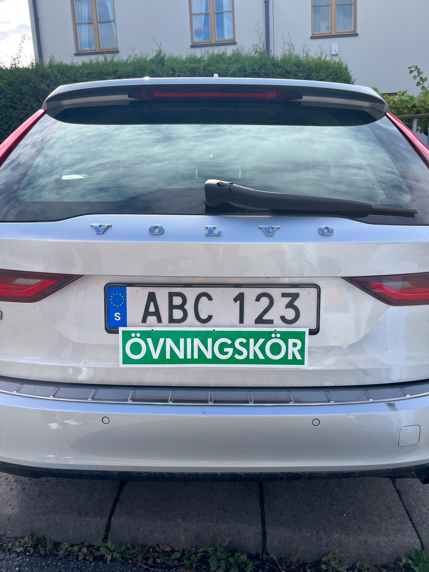 Fäst skylten och kör